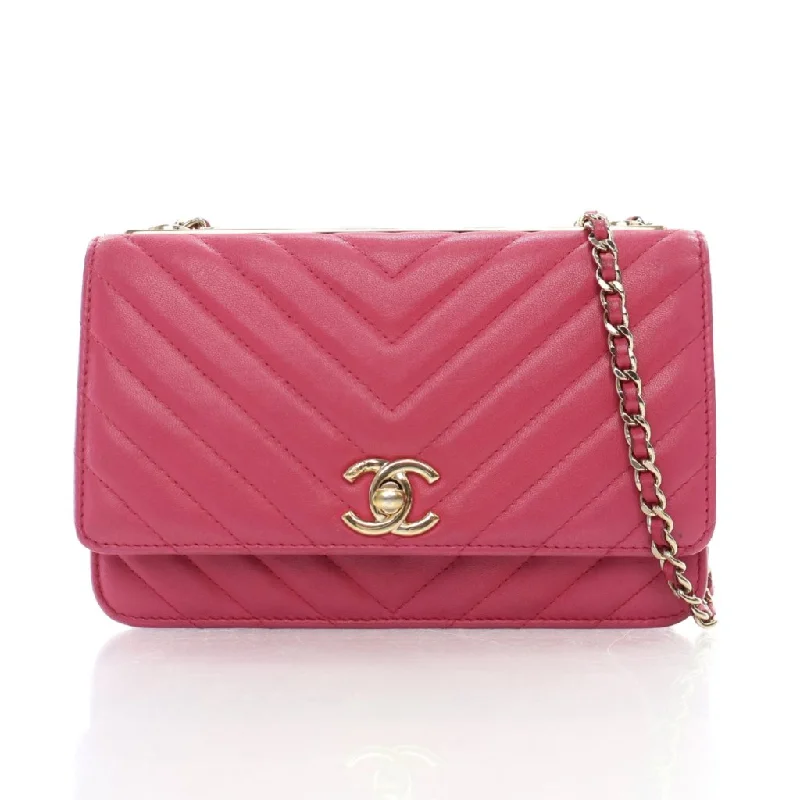 Women's money clip with a faux fur trim​Chanel Chevron Trendy Wallet On Chain (WOC) Pink Lambskin