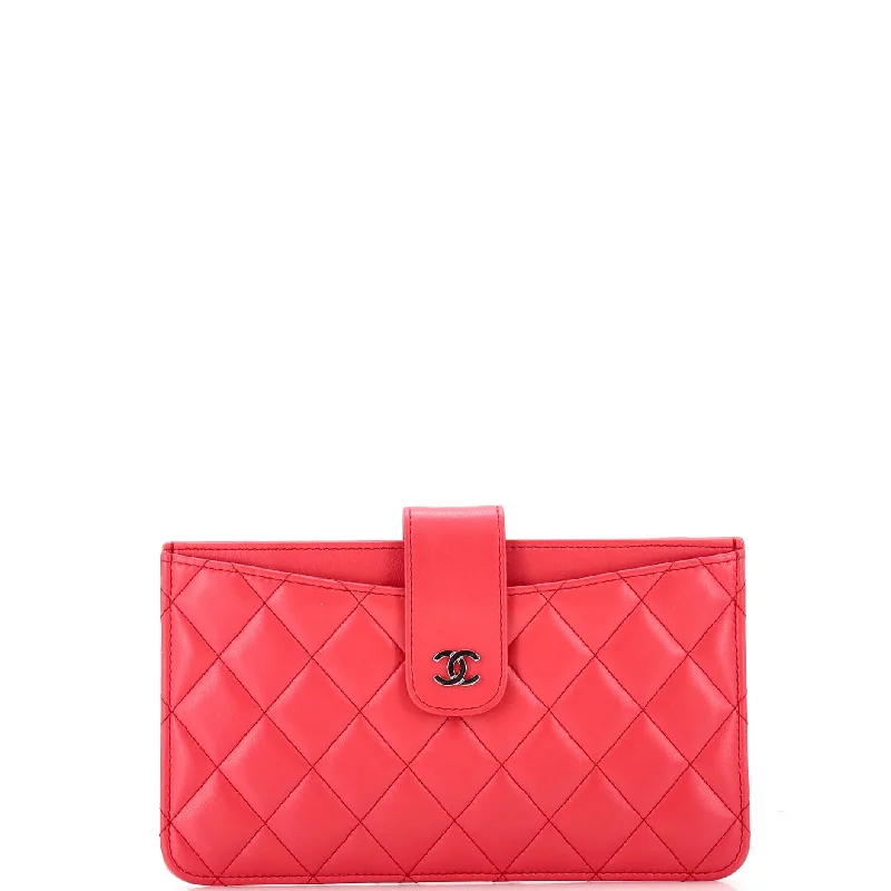 Women's money clip with a magnetic closure​Classic Strap Pouch Quilted Lambskin