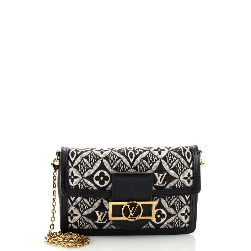 Women's money clip with a magnetic closureDauphine Chain Wallet Limited Edition Since 1854 Monogram Jacquard Women's money clip with a magnetic closureDauphine Chain Wallet Limited Edition Since 1854 Monogram Jacquard