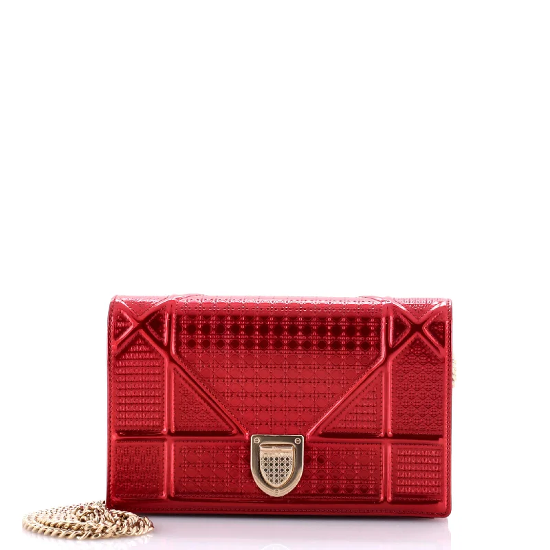 Women's money clip with a fingerprint - resistant finishDiorama Wallet on Chain Cannage Embossed Calfskin Women's money clip with a fingerprint - resistant finishDiorama Wallet on Chain Cannage Embossed Calfskin