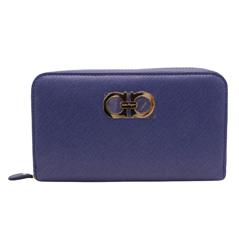 Women's money clip with a heart - shaped cutout​Salvatore Ferragamo Gancini  Leather Wallet  (Pre-Owned)