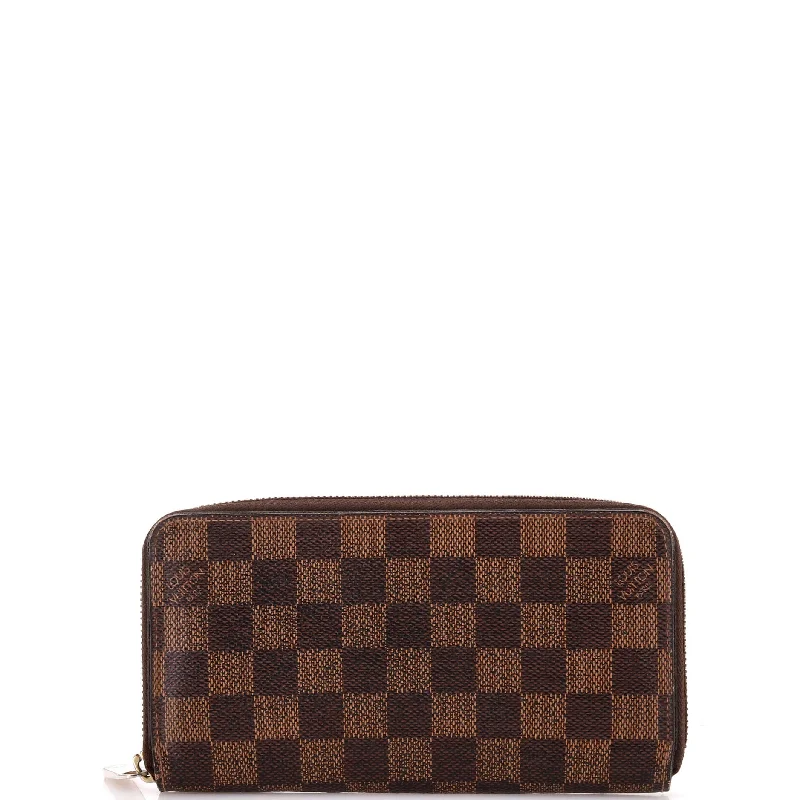 Women's money clip with a mirror on the back​Zippy Wallet Damier