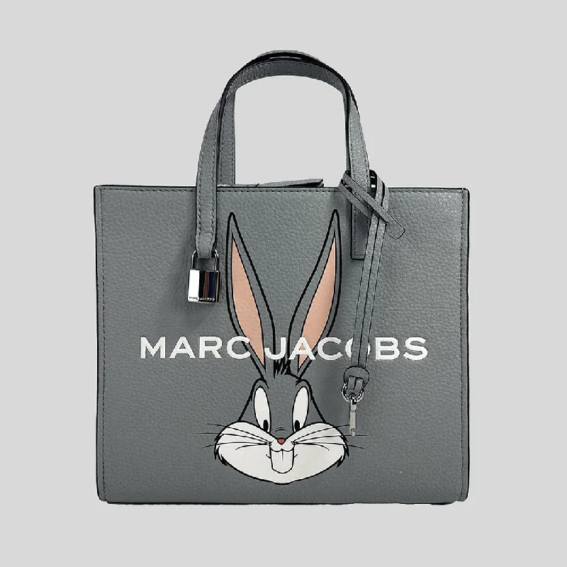 Metallic Tote Bag in Rose Gold with Chain Handles for a Glamorous Night OutMARC JACOBS X Looney Tunes Bugs Bunny Grind Bag Rock Grey 4R3HTT007H02 Metallic Tote Bag in Rose Gold with Chain Handles for a Glamorous Night OutMARC JACOBS X Looney Tunes Bugs Bunny Grind Bag Rock Grey 4R3HTT007H02