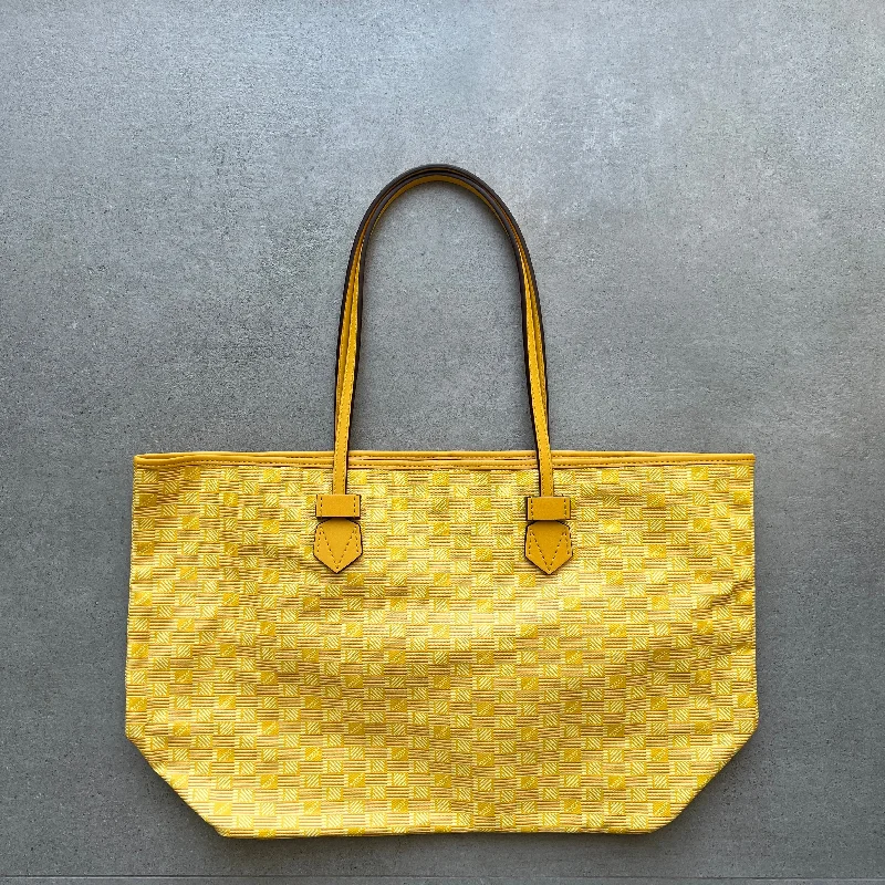 Metallic Tote Bag in Rose Gold with Chain Handles for a Glamorous Night OutSaint Tropez Tote GM, Yellow Metallic Tote Bag in Rose Gold with Chain Handles for a Glamorous Night OutSaint Tropez Tote GM, Yellow