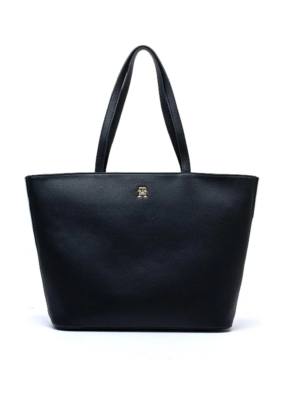 Metallic Tote Bag in Rose Gold with Chain Handles for a Glamorous Night OutTommy Hilfiger Essential Signature Monogram Tote Bag, Navy Metallic Tote Bag in Rose Gold with Chain Handles for a Glamorous Night OutTommy Hilfiger Essential Signature Monogram Tote Bag, Navy