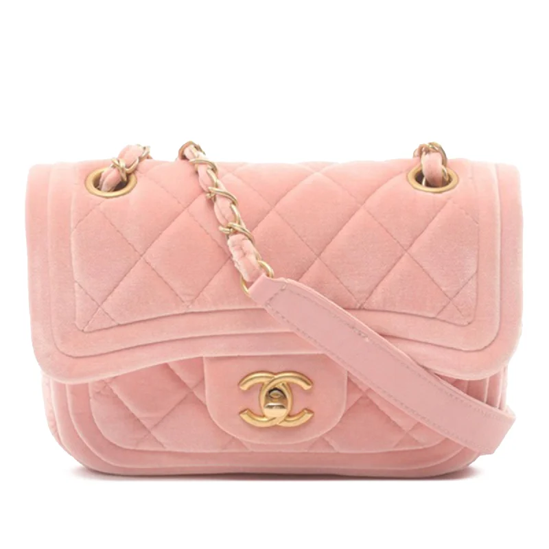 Leather Shoulder Bag with Magnetic Closure in Black for Quick AccessPink Chanel Mini Quilted Velvet Double Frame Flap Shoulder Bag Leather Shoulder Bag with Magnetic Closure in Black for Quick AccessPink Chanel Mini Quilted Velvet Double Frame Flap Shoulder Bag