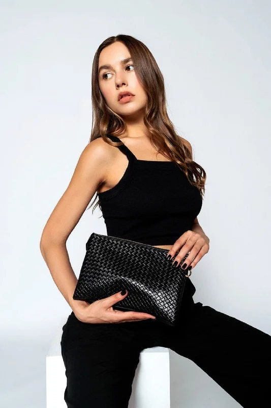 Quilted Leather Crossbody Bag in Cream for a Classic and Elegant AppearanceM2056DWV Izzy Diagonal Woven Crossbody w/ Guitar Strap